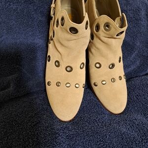 Like new and hardly worn women's adorable ankle boots